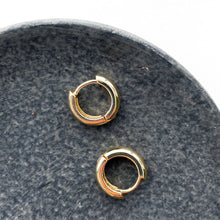 Load image into Gallery viewer, Minimal Style 14k Gold Hoop Earring