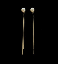 Load image into Gallery viewer, Pearl Earring with 14k gold tassel
