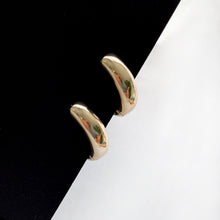 Load image into Gallery viewer, Minimal Style 14k Gold Hoop Earring
